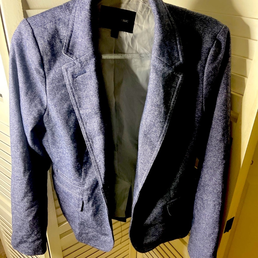 "Great deal on this Banana Republic blazer, only worn twice!"